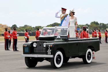 Kate Middleton et le prince William, dans un Land Rover utilisé en 1953 par la reine Elizabeth II et le prince Philip, à Kingston, le 24 mars 2022