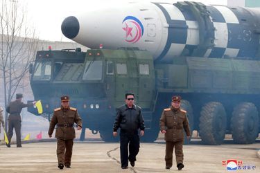 Kim Jong Un marche devant le missile intercontinental qui a été lancé jeudi. 