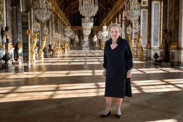 Madeleine Albright dans la galerie des glaces du château de Versailles, en juin 2018.