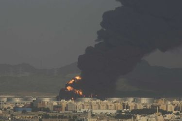 Une série d'attaques lancées par les rebelles yéménites Houthis en Arabie saoudite a provoqué un gigantesque incendie sur une installation pétrolière du géant pétrolier Aramco à Jeddah, le 25 mars 2022.