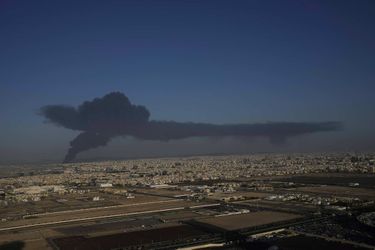 Une série d&#039;attaques lancées par les rebelles yéménites Houthis en Arabie saoudite a provoqué un gigantesque incendie sur une installation pétrolière du géant pétrolier Aramco à Jeddah, le 25 mars 2022.
