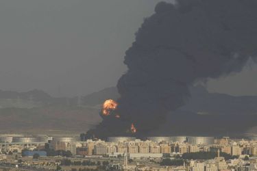 Une série d&#039;attaques lancées par les rebelles yéménites Houthis en Arabie saoudite a provoqué un gigantesque incendie sur une installation pétrolière du géant pétrolier Aramco à Jeddah, le 25 mars 2022.