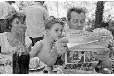 «À la &quot;popote&quot; des extérieurs, la famille Pagnol. Frederic, 9 ans, suit partout son père» - Paris Match n°292, 30 octobre 1954.