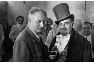L&#039;écrivain Jean Giono et le comédien Fernand Sardou (le père de Michel Sardou), sur le tournage du film «Les lettres de mon moulin» à Tarascon en 1954.