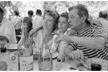 La famille Pagnol à la «popote» des extérieurs du tournage du film «Les Lettres de mon Moulin» à Manosque en 1954. 