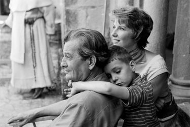 Moment de tendresse et de fatigue pour la famille Pagnol, sur le tournage du film «Les lettres de mon moulin» au Monastère de Ganagobie en 1954.