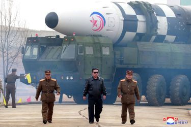 Blouson en cuir et lunettes noires, le leader Kim Jong Un avance au ralenti, flanqué de généraux, alors qu'ils se préparent au tir du plus gros missile balistique intercontinental (ICBM) jamais lancé par Pyongyang. 