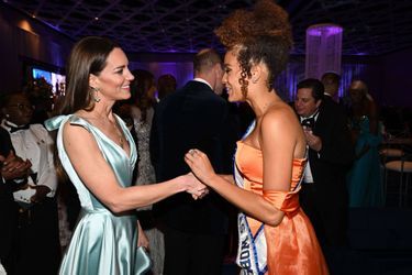 Kate Middleton et Sienna Evans, Miss Bahamas World 2021, au dîner organisé par le gouverneur général des Bahamas Cornelius Smith à Nassau, le 25 mars 2022.