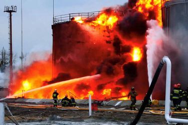 Des frappes russes ont touché un dépôt de carburant de Lviv, en Ukraine, provoquant un important incendie, le 26 mars 2022.
