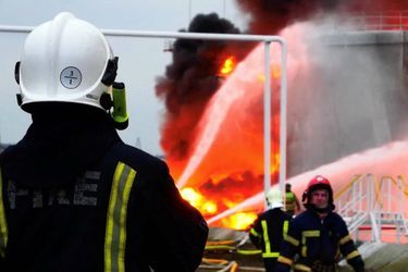 Des frappes russes ont touché un dépôt de carburant de Lviv, en Ukraine, provoquant un important incendie, le 26 mars 2022.