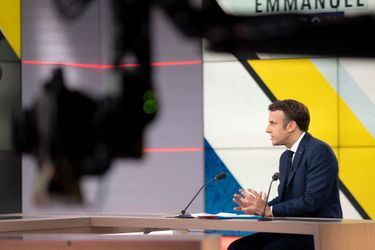 Emmanuel Macron sur le plateau de "Dimanche en politique". 