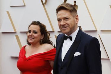 Lindsay Brunnock et Kenneth Branagh sur le tapis rouge des Oscars 2022.