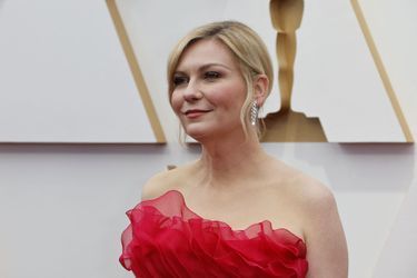 Kirsten Dunst sur le tapis rouge des Oscars 2022.