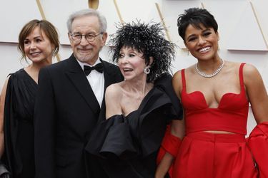 Kristie Macosko Krieger, Steven Spielberg, Rita Moreno et Ariana DeBose sur le tapis rouge des Oscars 2022.