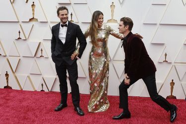 Jamie Dornan, Amelia Warner et Andrew Garfield sur le tapis rouge des Oscars 2022.