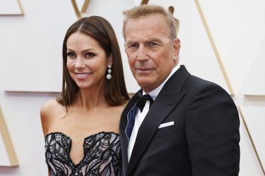 Kevin Costner et Christine Baumgartner sur le tapis rouge des Oscars 2022.