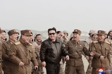 Le dirigeant nord-coréen Kim Jong Un aux côtés de responsables militaires lors de ce que les médias d'État rapportent comme le lancement du missile balistique intercontinental "Hwasong-17" (ICBM).