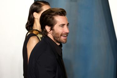 Jake Gyllenhaal et sa compagne Jeanne Cadieu ici foulent le tapis rouge lors de la soirée Vanity Fair, à Los Angeles, le 27 mars 2022.