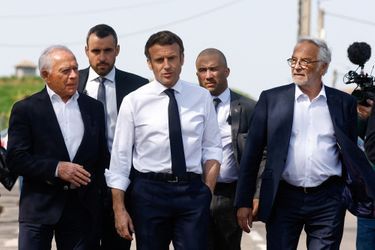 Emmanuel Macron accompagné par deux élus de la région venus du Parti socialiste : le patron des sénateurs LREM François Patriat et le maire de Dijon François Rebsamen.
