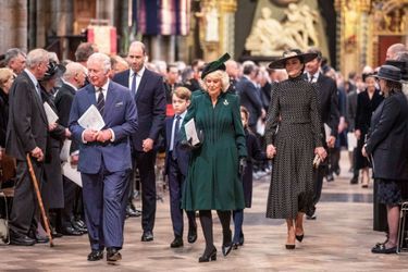 Le prince de Galles et la duchesse de Cornouailles, suivis des duc et duchesse de Cambridge à l&#039;abbaye de Westminster, le 29 mars 2022