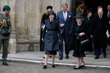 La reine Margrethe II de Danemark et l&#039;ex-reine Beatrix des Pays-Bas, suivies du roi Willem-Alexander et de la reine Maxima des Pays-Bas, de la reine Letizia d&#039;Espagne et du prince Albert II de Monaco à Londres, le 29 mars 2022