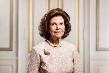 Nouveau portrait en buste en tenue de ville de la reine Silvia de Suède, dévoilé le 29 mars 2022