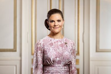 Nouveau portrait en buste en tenue de ville de la princesse héritière Victoria de Suède, dévoilé le 29 mars 2022