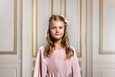 Nouveau portrait en buste en tenue de ville de la princesse Estelle de Suède, dévoilé le 29 mars 2022
