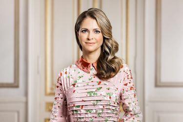 Nouveau portrait en buste en tenue de ville de la princesse Madeleine de Suède, dévoilé le 29 mars 2022