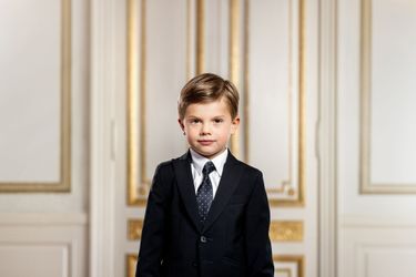 Nouveau portrait en buste en tenue de ville du prince Oscar de Suède, dévoilé le 29 mars 2022