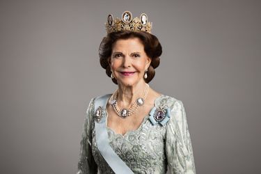 Nouveau portrait en buste en tenue de gala de la reine Silvia de Suède, dévoilé le 29 mars 2022