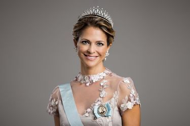 Nouveau portrait en buste en tenue de gala de la princesse Madeleine de Suède, dévoilé le 29 mars 2022