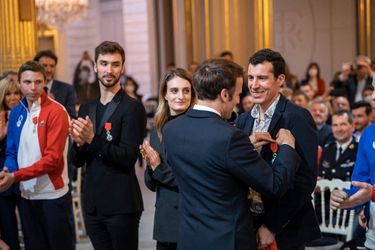 Emmanuel Macron décore le biathlète Quentin Fillon-Maillet.