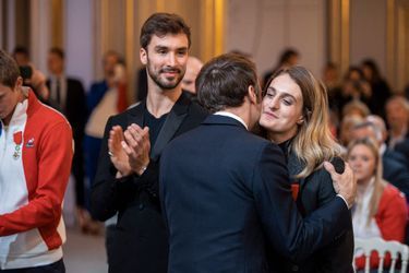 Emmanuel Macron décore Gabriella Papadakis.