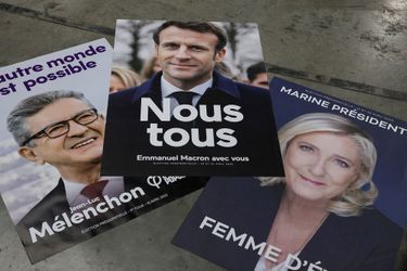 Les affiches de campagne de Jean-Luc Mélenchon, Emmanuel Macron et Marine Le Pen.