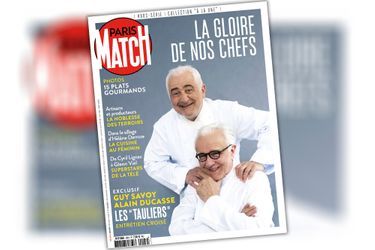 En couverture, Guy Savoy et Alain Ducasse, prennent la pose pour Paris Match le 2 mars, à Paris.