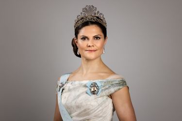 Le diadème porté par la princesse héritière Victoria de Suède sur son nouveau portrait de gala, dévoilé le 29 mars 2022
