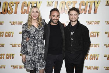 Daniel Radcliffe, sa compagne Erin Darke et John Krokidas lors de la projection du film «The Lost City», à New York, le 14 mars 2022.