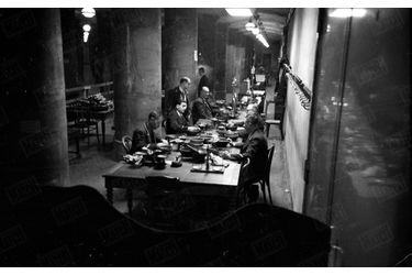 «Les contrôleurs travaillent dans un souterrain, à l&#039;abri des blindages. Derrière les vêtements pendus au mur : la porte de la “serre”.» - Paris Match n°156, 8 mars 1952.