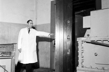 «La porte peut être fermée d&#039;un seul doigt. Son poids est de 7 tonnes.» - Paris Match n°156, 8 mars 1952.