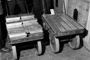 «Sur le chariot de gauche, 600 kilos d&#039;or. Sur le second, à droite, 100 kilos.» - Paris Match n°156, 8 mars 1952.