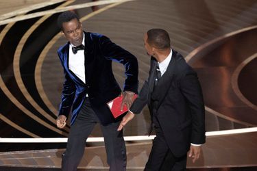 Will Smith donnant une gifle en direct à Chris Rock, dimanche, durant les Oscars.