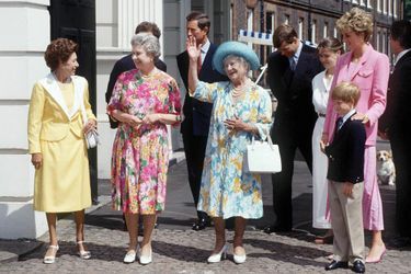 La &quot;Queen Mum&quot; Elizabeth avec ses filles la princesse Margaret et la reine Elizabeth II et la famille royale, le 4 août 1992, pour ses 92 ans