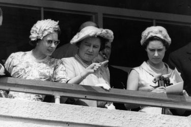 La &quot;Queen Mum&quot; Elizabeth avec ses filles la princesse Margaret et la reine Elizabeth II aux courses, le 6 juin 1958