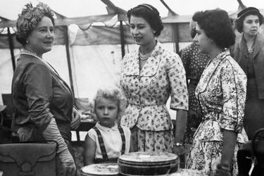 La &quot;Queen Mum&quot; Elizabeth avec ses filles la princesse Margaret et la reine Elizabeth II et sa petite-fille la princesse Anne, le 20 août 1955