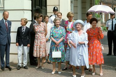 La &quot;Queen Mum&quot; Elizabeth avec ses filles la princesse Margaret et la reine Elizabeth II et la famille royale, le 4 août 1990, pour ses 90 ans
