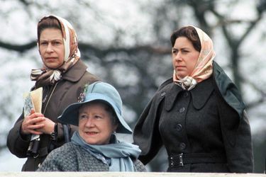 La &quot;Queen Mum&quot; Elizabeth avec ses filles la reine Elizabeth II et la princesse Margaret, le 25 avril 1977