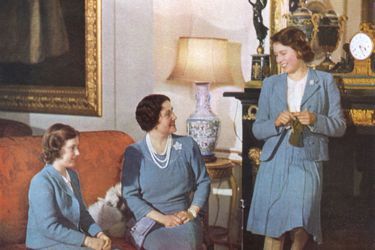 La reine consort Elizabeth avec ses filles les princesses Elizabeth et Magaret, en mai 1942