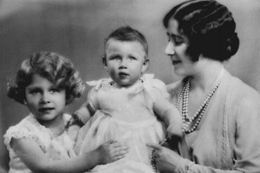 Elizabeth Bowles-Lyon, alors duchesse d&#039;York, avec ses filles la princesse Elizabeth et la princesse Magaret bébé, en 1931