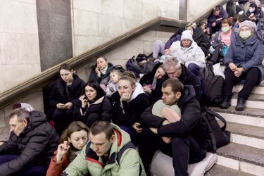 Aux abris, dans le métro de Kiev.